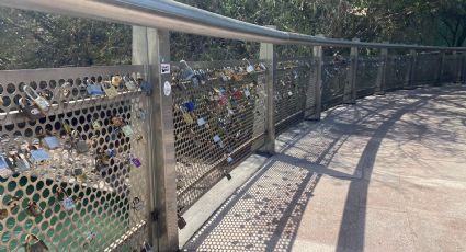 Enamorados llenan de candados puente del canal Santa Lucia