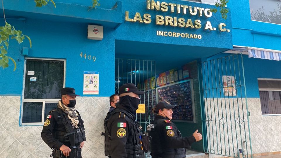 Fotografía de el operativo policial en el Instituto Las Brisas, donde fue detenido un hombre que ponía cámaras de seguridad en los baños de niñas