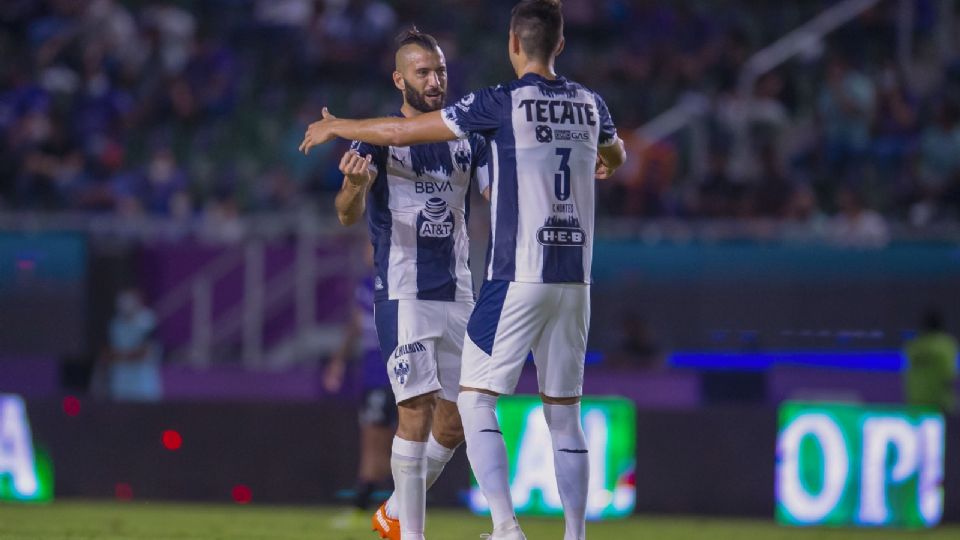 Nicolás Sánchez, entonces jugador de Rayados, abrazando a César Montes.