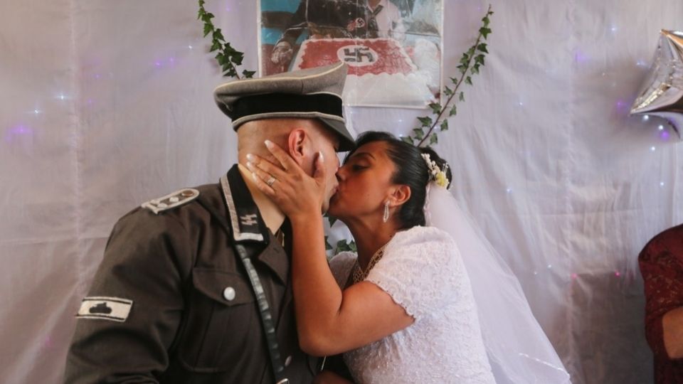 Fernando y Josefina, la pareja que celebró su boda con la temática nazi.