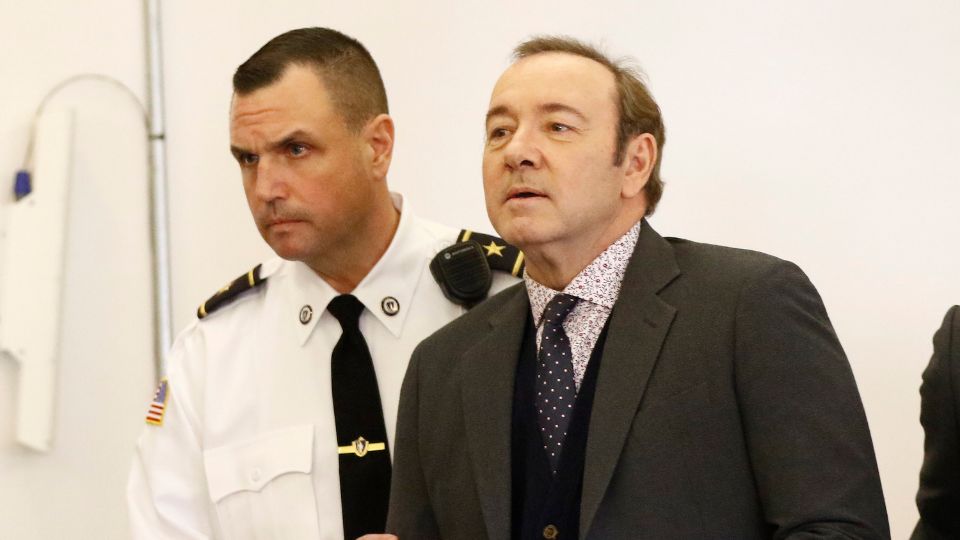 Fotografía de archivo fechada el 7 de enero de 2019 que muestra al actor Kevin Spacey mientras es custodiado por un oficial de la corte en su comparecencia ante el Tribunal de Distrito de Nantucket, Massachusetts (EE.UU). Foto: EFE / EPA / Nicole Harnishfeger