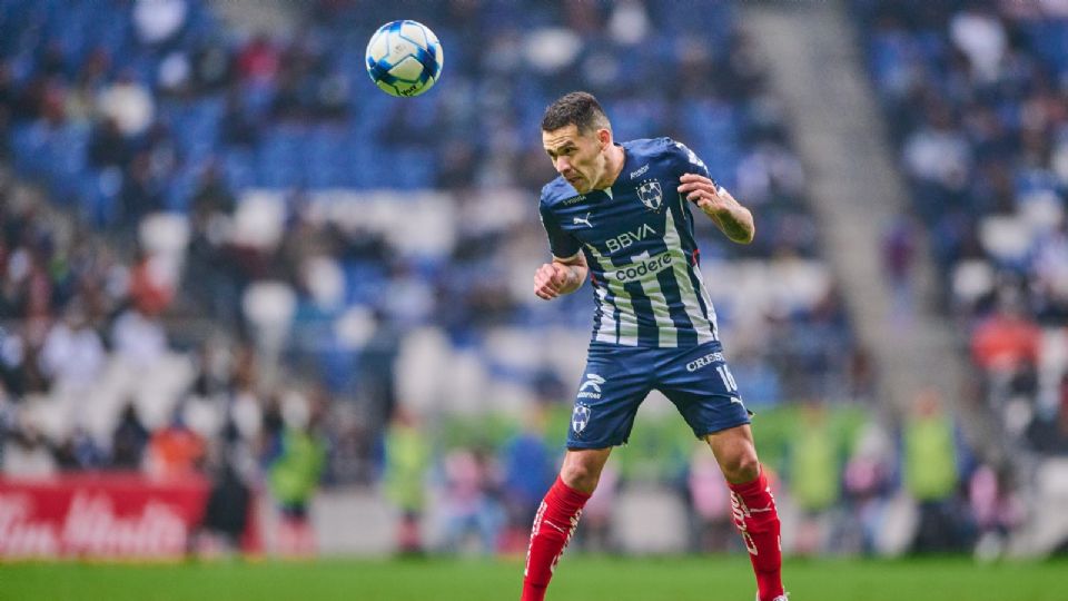 Celso Ortiz en partido con Rayados.