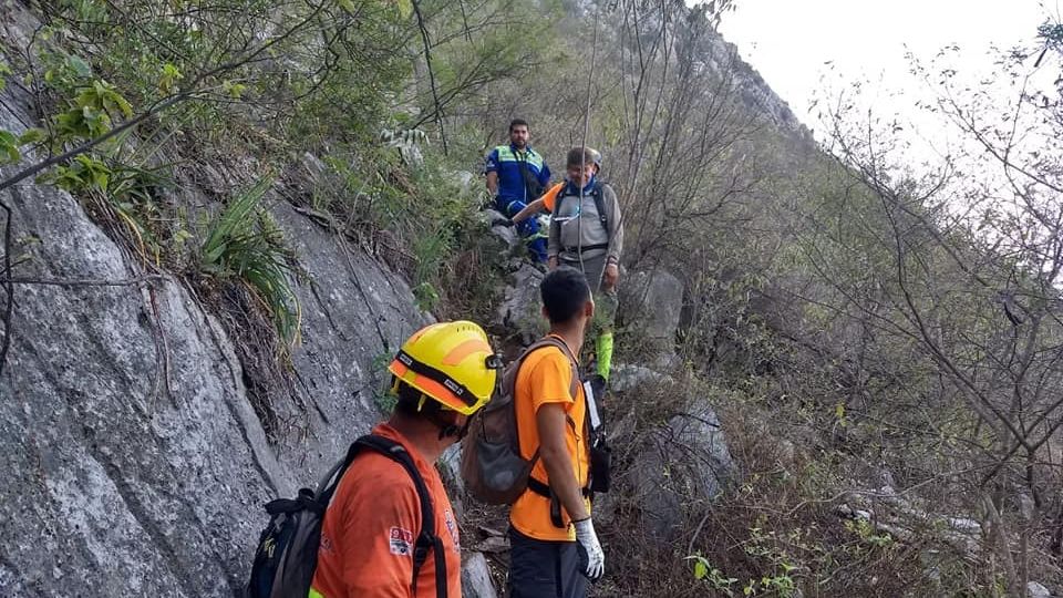 Rescatistas acompañan al senderista en su descenso. Foto: Protección Civil.