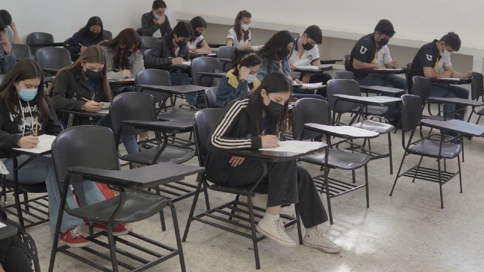 Estudiantes de universidad en el salón de clases. Foto: UANL.