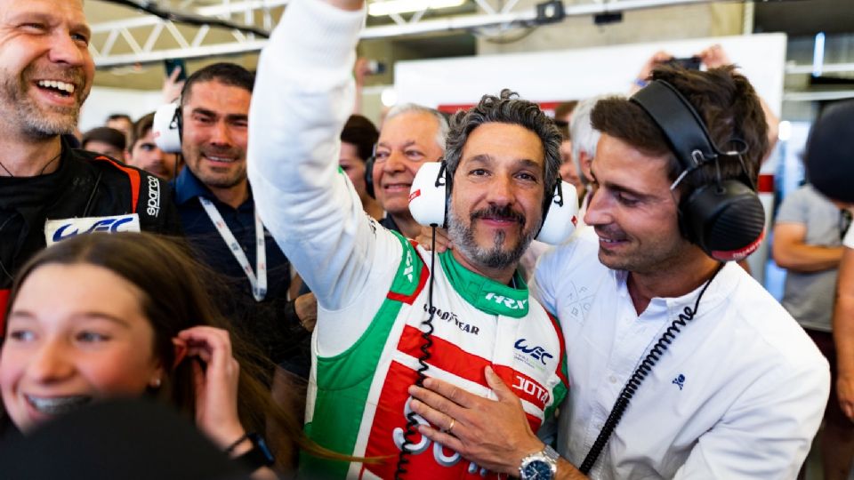 Roberto González celebrando triunfo en Le Mans.