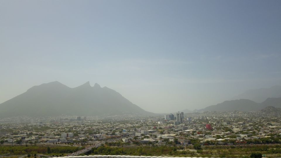 Polvo del Sahara llega a Monterrey, y con ello la mala calidad del aire.