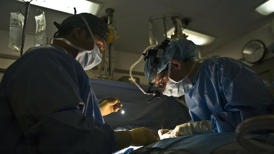 Fotografía ilustrativa de doctores realizando una operación