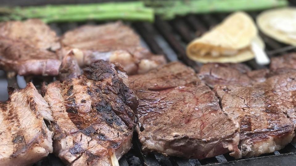 Carne asada, un platillo rico, pero que podría traer consecuencias a la salud.