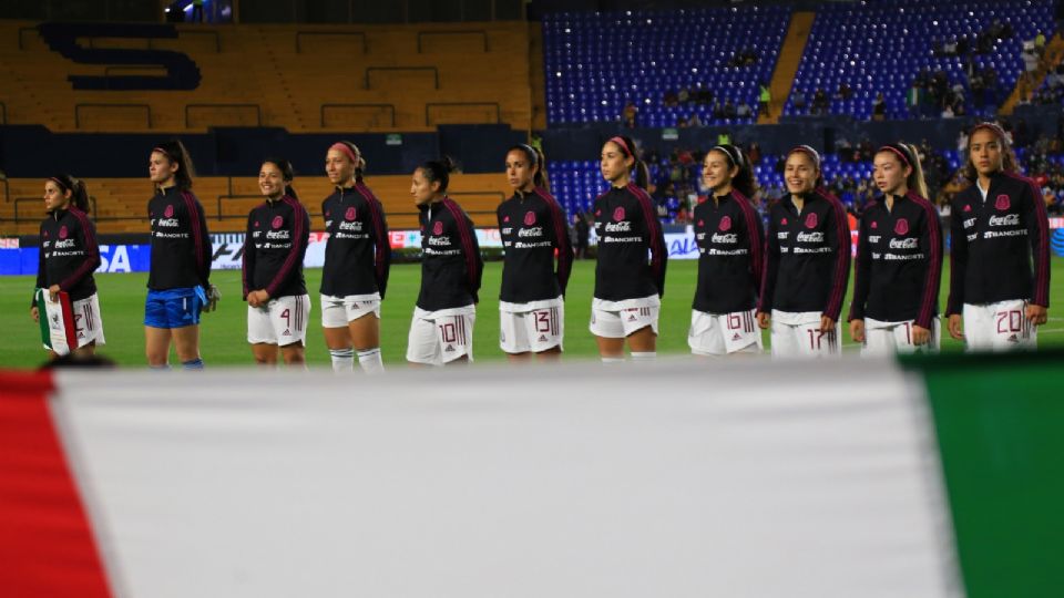 Selección Mexicana Femenil en partido en el Estadio Universitario.