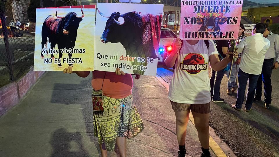 Los manifestantes mostraron pancartas en apoyo al respeto hacia los toros.