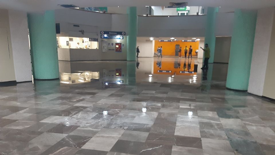 Se acumula agua en la Estación Zaragoza. Foto: Luis Antonio Garza.