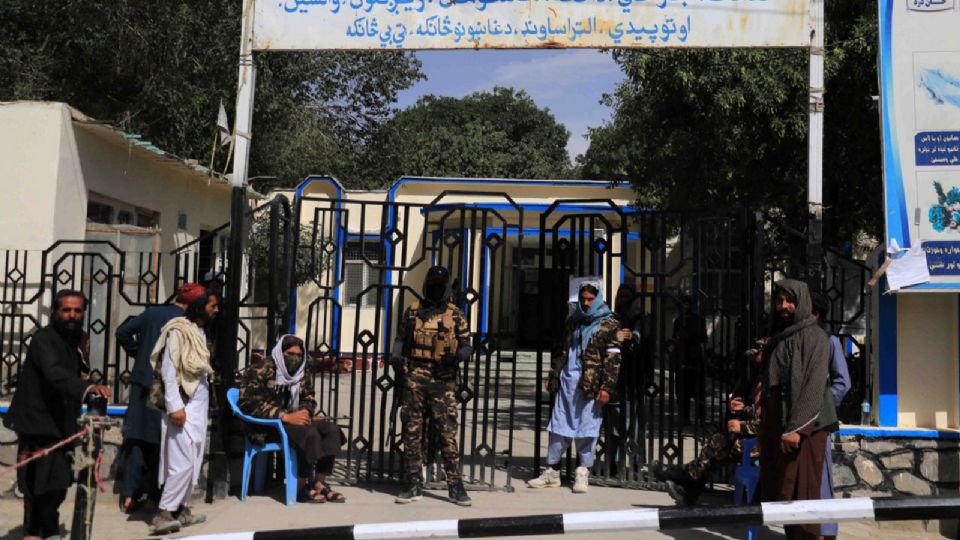 Los talibanes montan guardia frente al hospital de distrito al que son llevadas las víctimas del terremoto, en Paktia, Afganistán, el 22 de junio de 2022. Foto: EFE / EPA / STRINGER