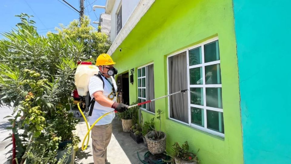 La Secretaría de Salud estatal ha reforzado las acciones de fumigación en colonias de la entidad.