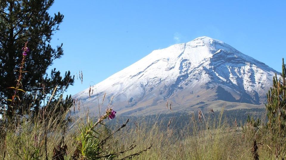 Alpinistas sufren accidente en el Popocatépetl; muere una mujer.