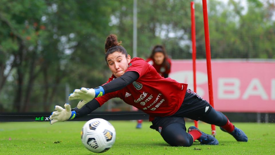 Alejandría Godínez en entrenamiento con Selección Mexicana Femenil.