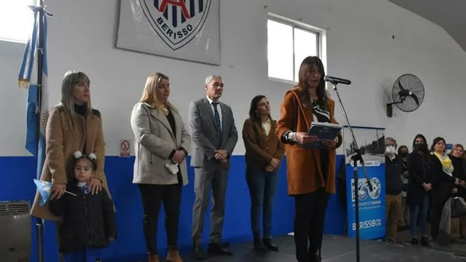 Funcionaria de Educación se lleva abucheo por hablar de forma inclusiva.