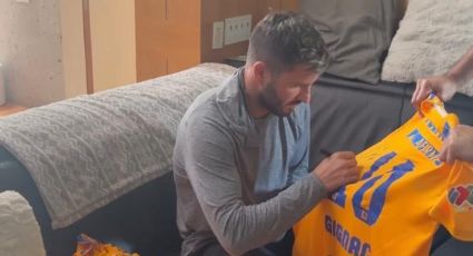 Gignac firma playeras que donará a jugadora de Querétaro