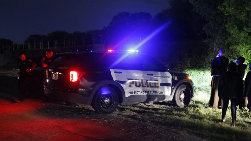 Encuentran a 50 personas muertas en un camión abandonado, en San Antonio; hay tres detenidos.