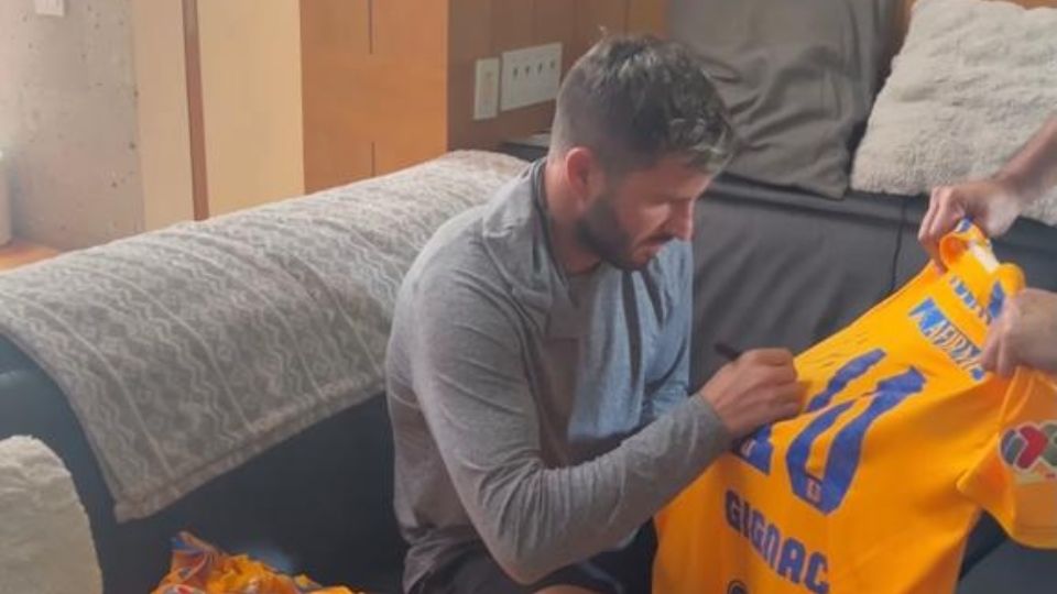 André-Pierre Gignac estampa su firma en las jerseys que donará a jugadora de Querétaro. Foto: 10apg.