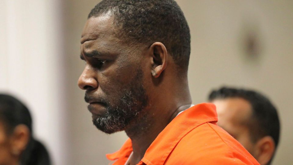 R. Kelly va 30 años a prisión por abuso.