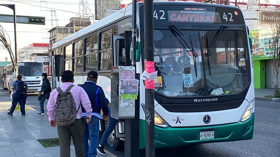 Usuarios de transporte público en Nuevo León. Foto: Iram Hernández / ABC Noticias