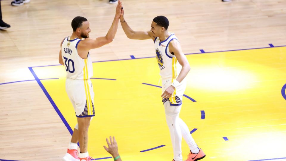 Jugadores Golden State celebrando en segundo juego de Finales NBA.