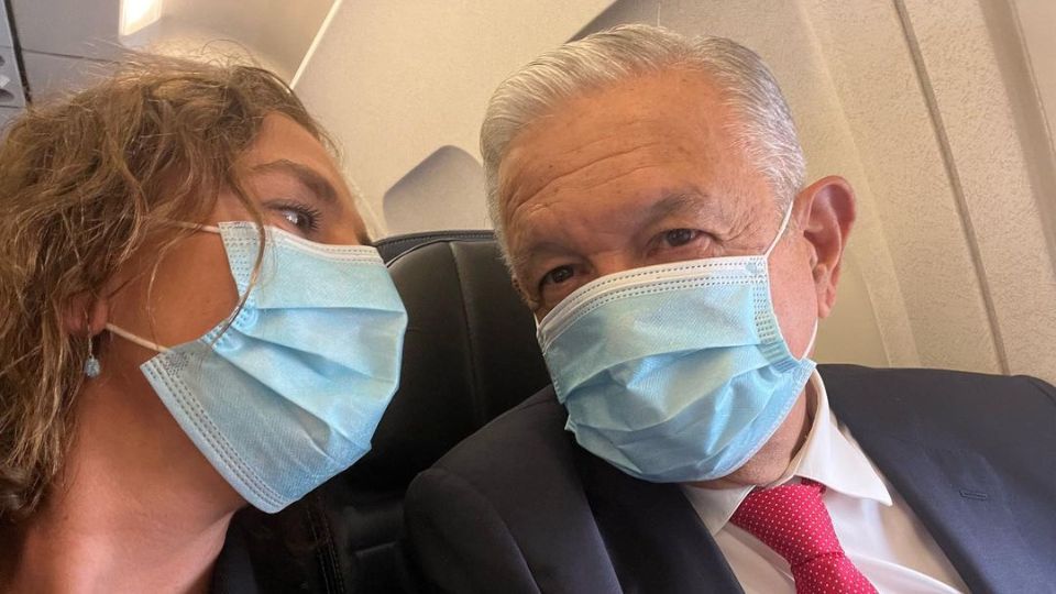 El presidente Andrés Manuel López Obrador junto a su esposa Beatriz Gutiérrez Müller en un avión. Foto: Instagram / beatrizgutierrezmuller