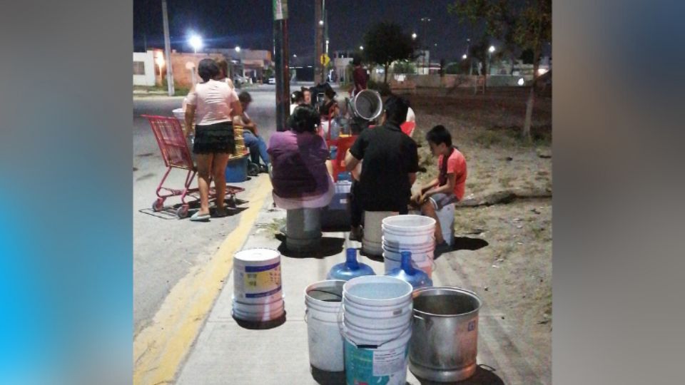 Esperan en Zuazua pipas de madrugada. Foto: Facebook / Ludivina Morales.