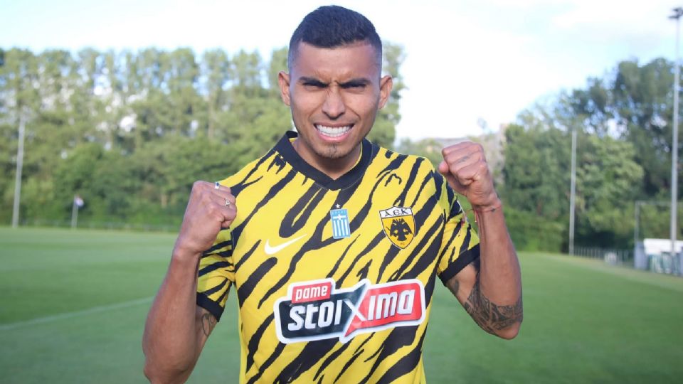 Orbelín Pineda vistiendo el jersey de AEK Atenas.