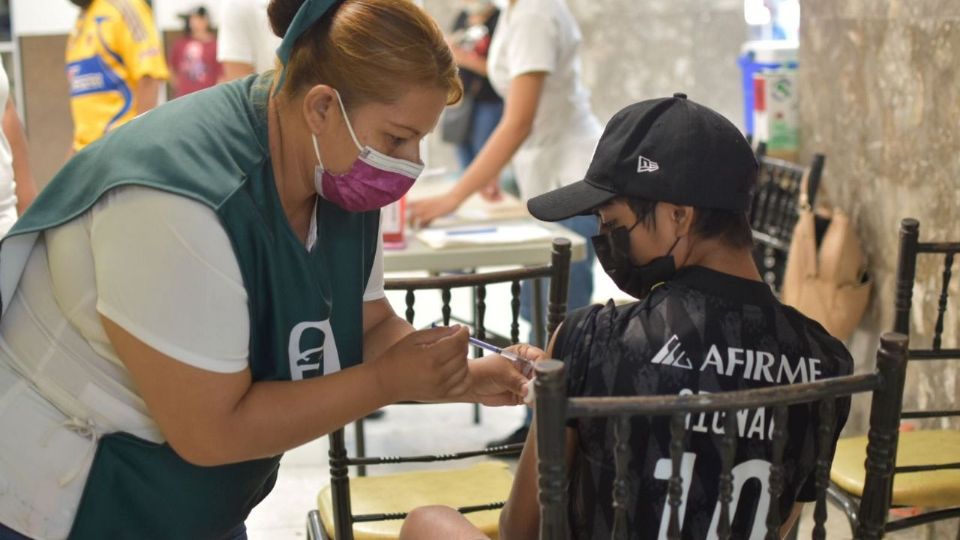 IMSS extiende vacunación anticovid para jóvenes rezagados.