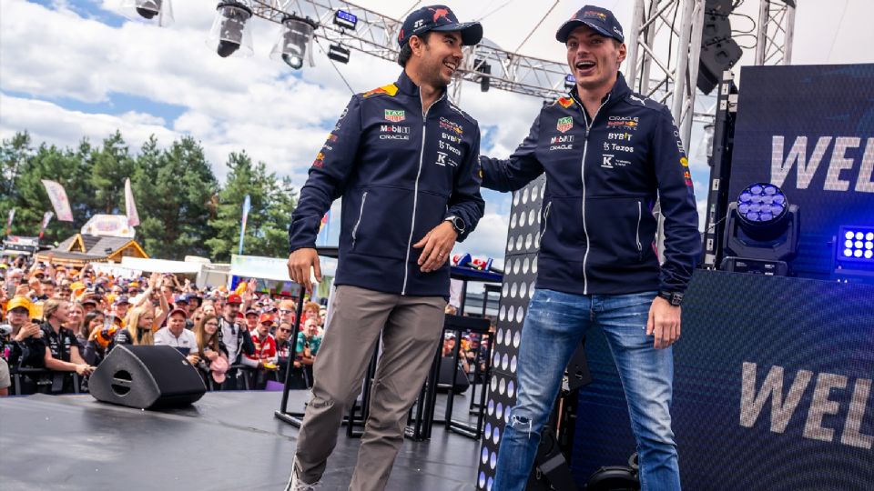 El piloto mexicano, Sergio 'Checo' Pérez con su compañero de equipo Max Verstappen