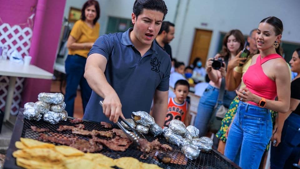 Samuel García y Mariana Rodríguez disfrutaron de una carne asada con los menores del DIF Capullos.