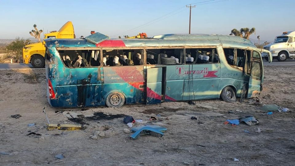 Autobús se accidenta en la carretera Saltillo-Matehuela. Foto: Protección Civil.