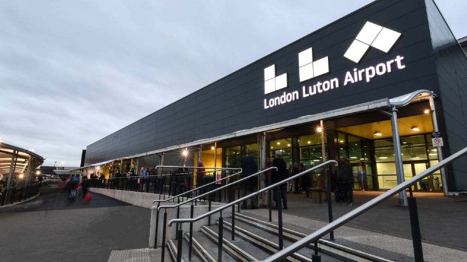 Aeropuerto de Luton suspende vuelos a causa de problemas derivados por la ola de calor. Foto: Facebook / London Luton Airport.