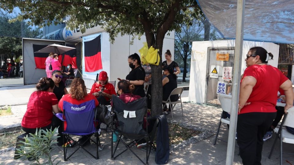 Trabajadores de Telmex pusieron las banderas rojinegras en las instalaciones de Monterrey.