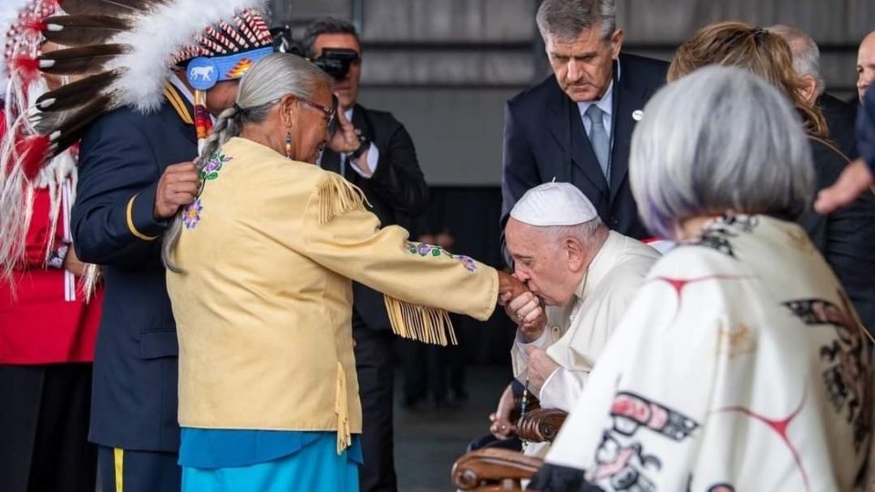 El papa pide perdón a indígenas en Canadá