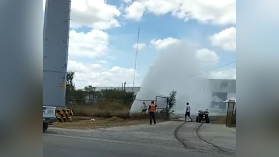 Mega fuga causa gran desperdicio de agua en Cadereyta.