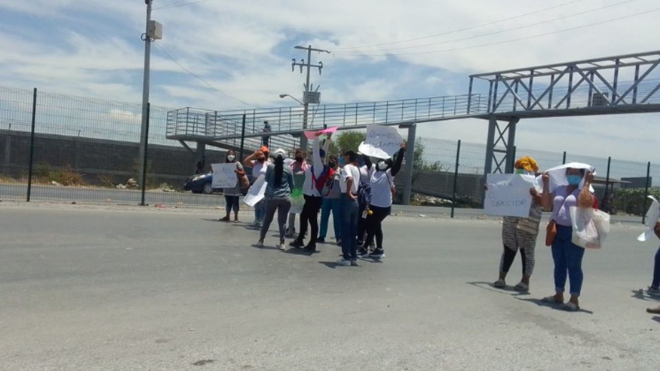 Se manifiestan familiares de reos a las afueras del Penal de Apodaca. Foto: Facebook / Marian Duval.