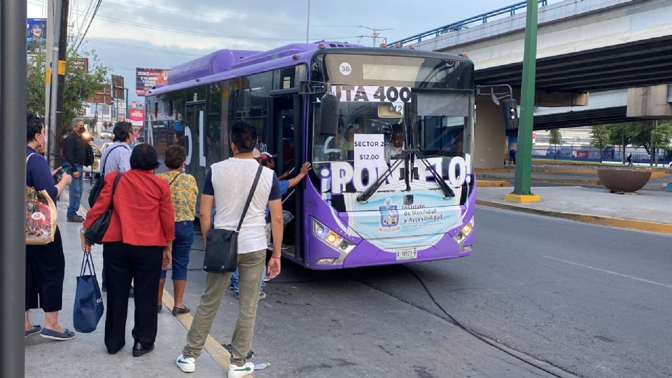 Vuelven camiones al cobro de 12 pesos por viaje. Foto: Iram Hernández.