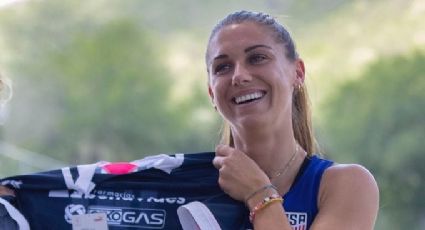 Alex Morgan recibe regalo de Rayadas