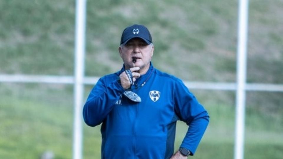 Víctor Manuel Vucetich dirigiendo un entrenamiento de Rayados