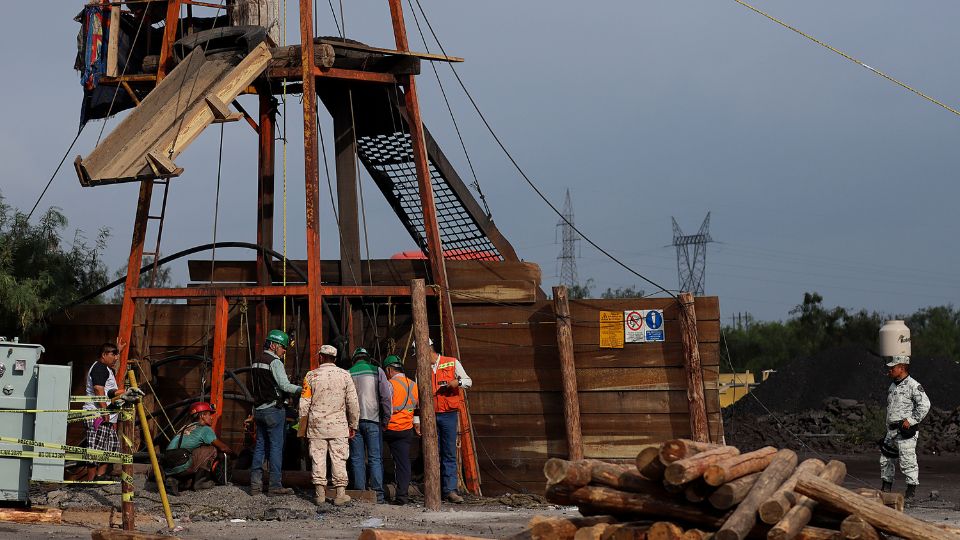 Personal de rescate labora en la zona donde se encuentran 10 mineros atrapados, hoy en el municipio de Sabinas en Coahuila (México). Foto: EFE / Antonio Ojeda