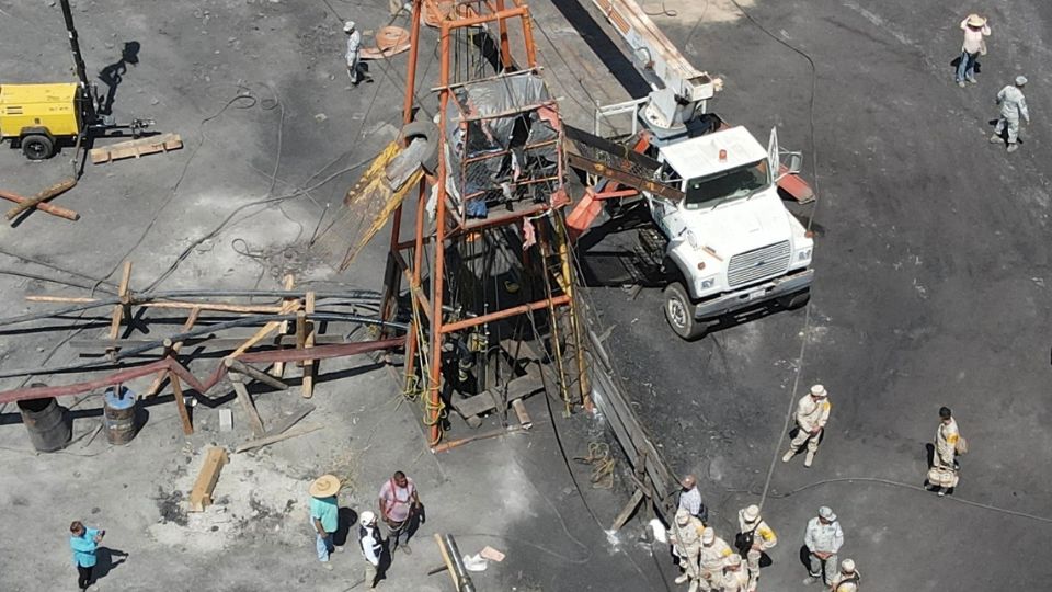 Fotografía tomada con un drone que muestra la llegada del presidente de México, Andrés Manuel López Obrador, a la zona donde se encuentran 10 mineros atrapados, hoy en el municipio de Sabinas en Coahuila. Foto: EFE / Antonio Ojeda