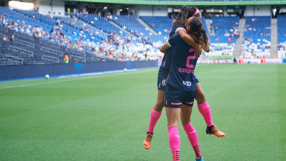 Christina Burkenroad y Diana Evangelista celebrando el primer gol ante León.