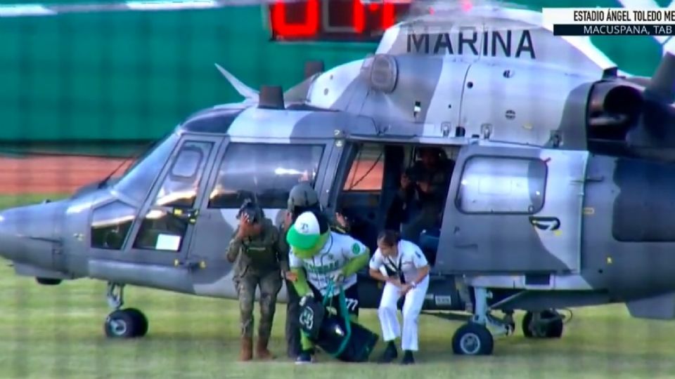 Mascota de Olmecas baja del helicóptero.