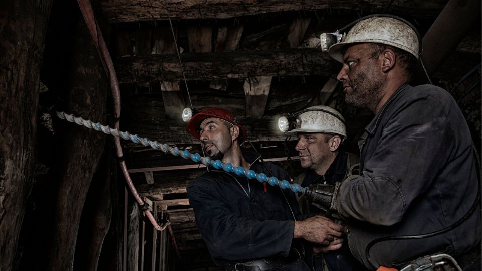 Grupo de mineros trabajando.