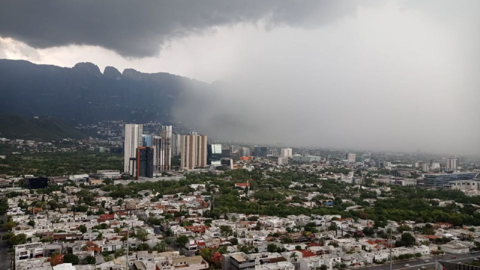 Lluvias llegando a la ciudad de San Pedro Garza García.