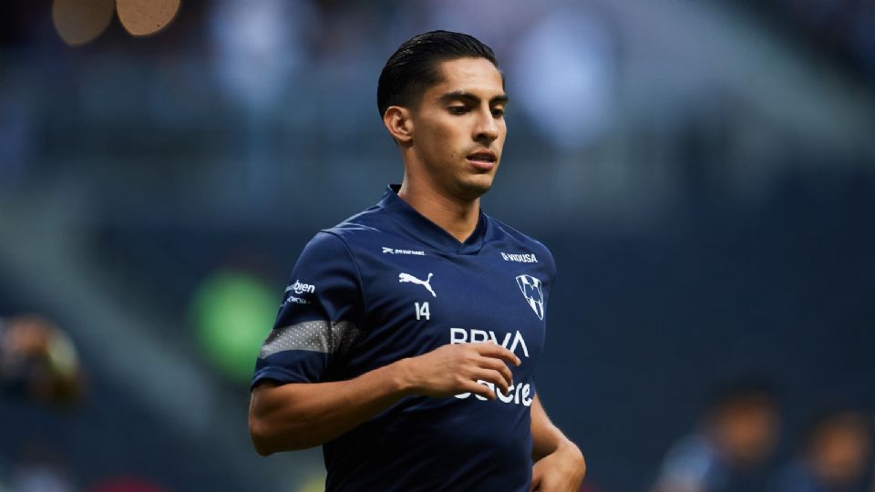 Erick Aguirre en calentamiento previo a partido con Rayados.