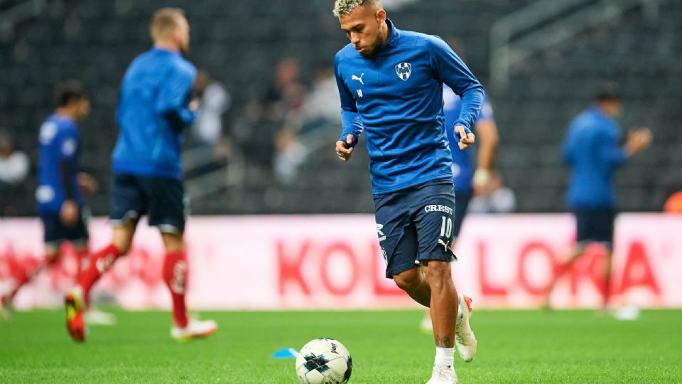 Duván Vergara en calentamiento previo a partido con Rayados.