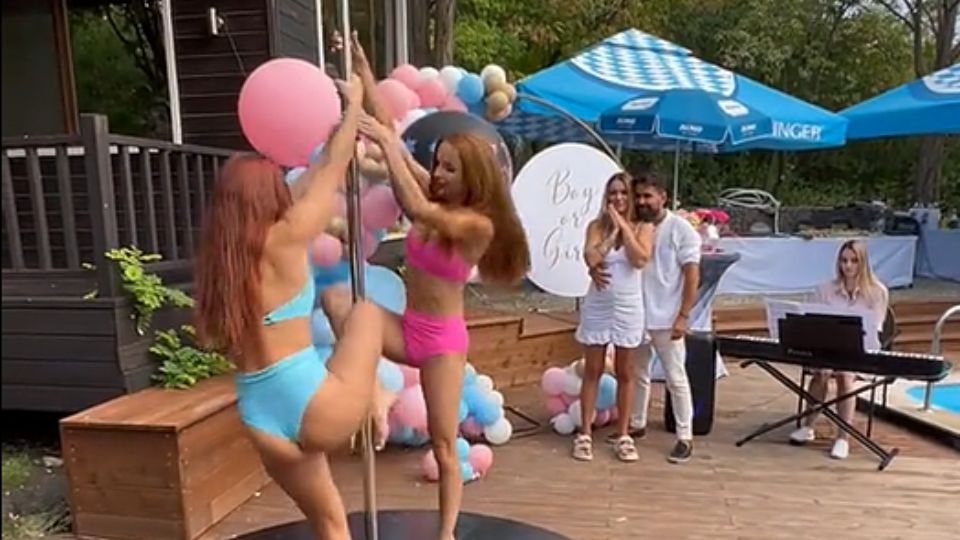 Las jóvenes realizando el baile para luego revelar el sexo del bebé. Foto: TikTok / mariap_poledance